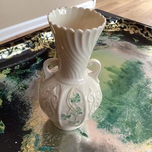 BELLEEK VASE, from Ireland. EXCELLENT CONDITION